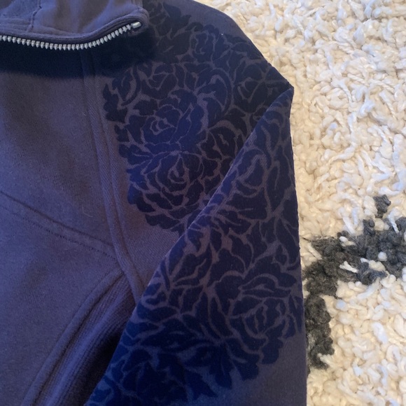 Lululemon Mock Neck With zip detail in the back - Picture 2 of 7